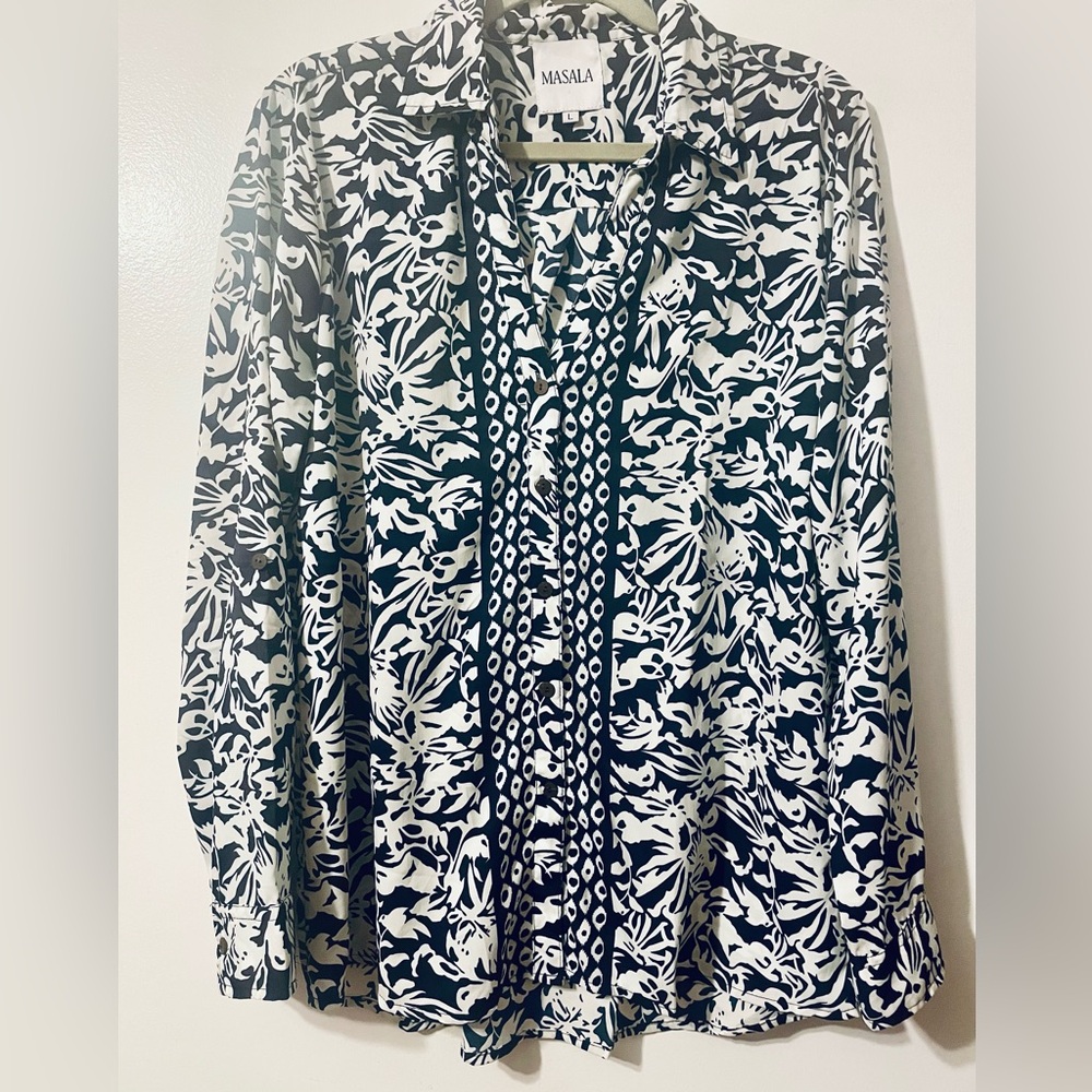4/$25 Navy and White Floral Blouse EUC